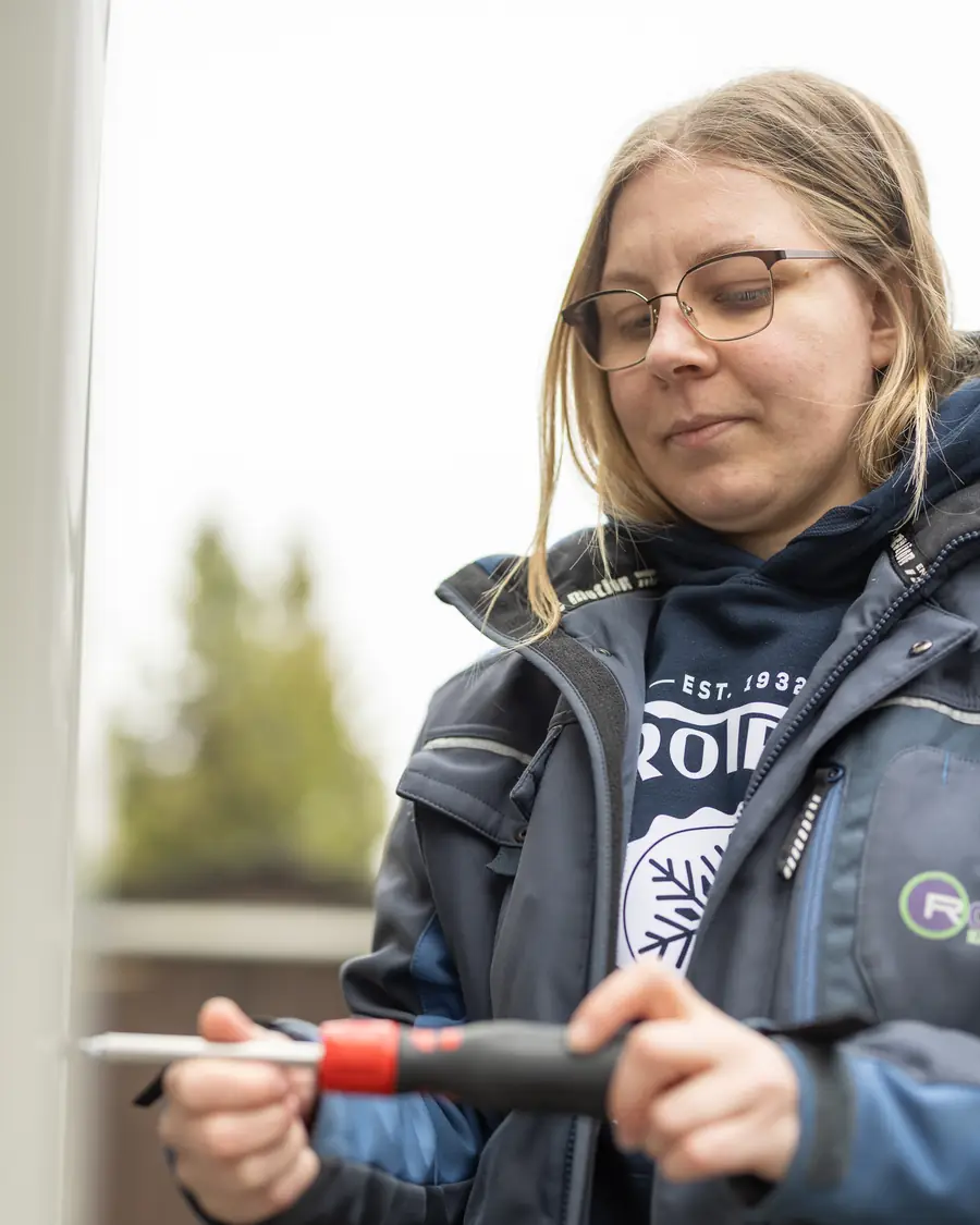 Kim, Servicetechnikerin bei Roter, arbeitet mit einem Schraubendreher an einer Anlage