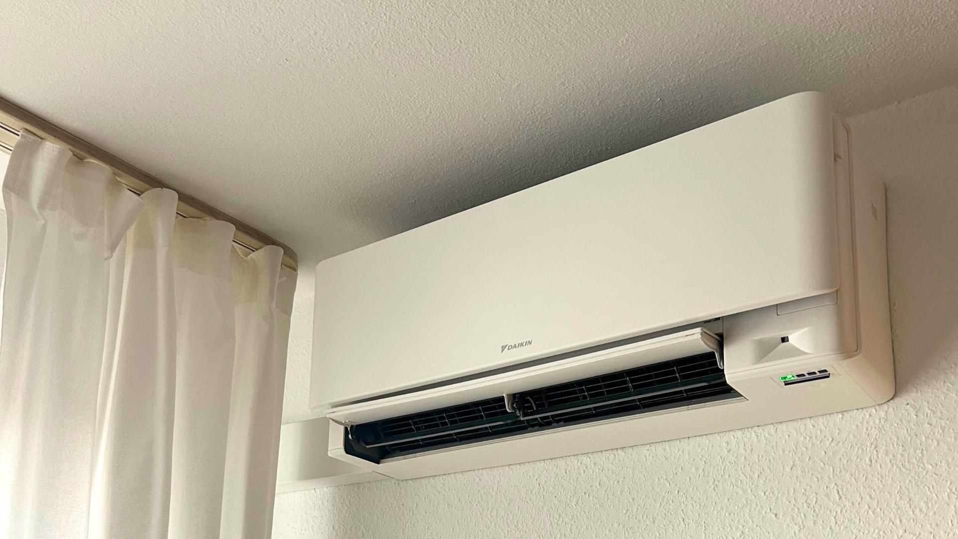 Wandgerät RKT Klimaanlagen-Wandgerät im Hotelzimmer an der Wand montiert